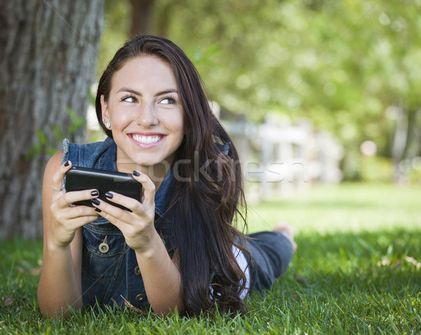 Halfbloed jonge vrouwelijke mobiele telefoon buiten Stockfoto © feverpitch