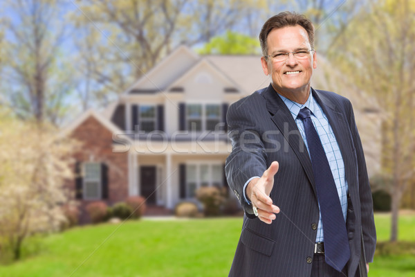 [[stock_photo]]: Homme · agent · serrer · la · main · maison · souriant · belle