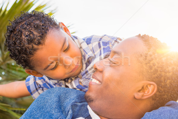 Figlio african american padre giocare piggyback Foto d'archivio © feverpitch