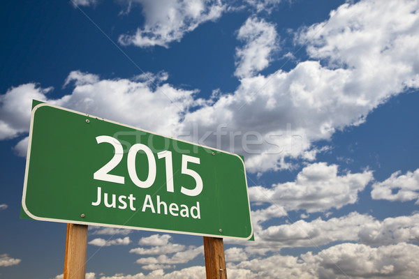 2015 à frente verde placa sinalizadora nuvens céu Foto stock © feverpitch