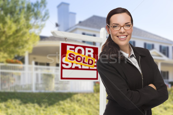 Stockfoto: Halfbloed · vrouw · huis · uitverkocht · teken · aantrekkelijk