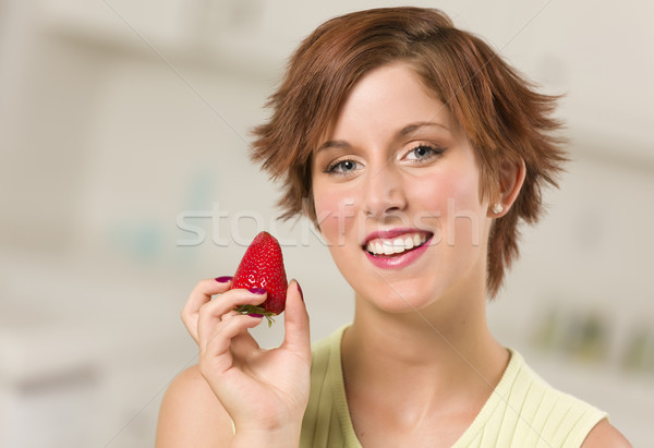 Bastante rojo mujer fresa cocina Foto stock © feverpitch