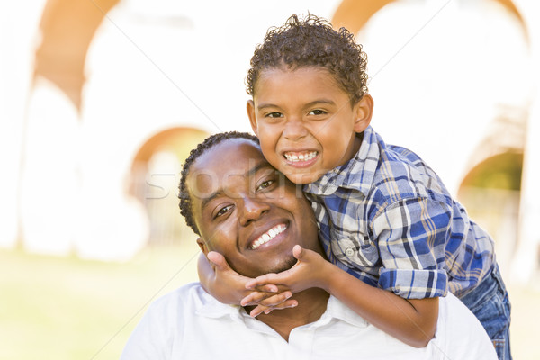 Vater-Sohn spielen huckepack Park glücklich Stock foto © feverpitch