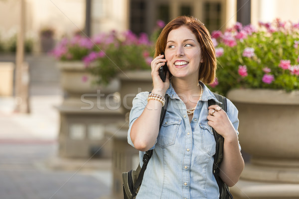 Foto stock: Jóvenes · femenino · estudiante · caminando · fuera · teléfono · celular