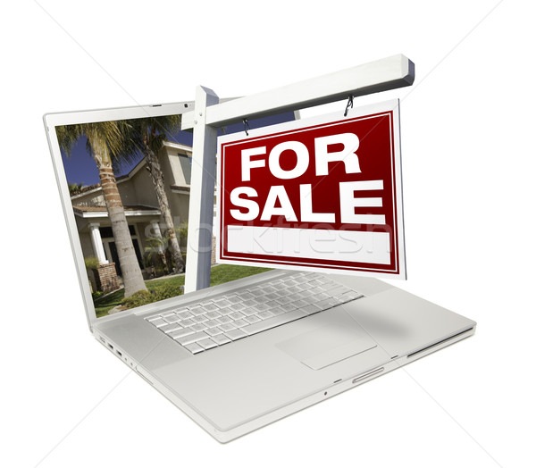 Acasă vânzare semna laptop casa noua Imagine de stoc © feverpitch