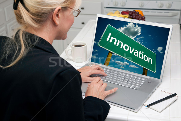 Stock foto: Frau · Küche · mit · Laptop · Innovation · Zeichen · Schild