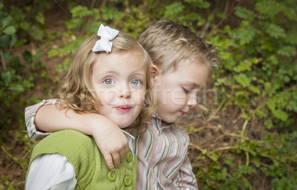 Godny podziwu brat siostra dzieci na zewnątrz Zdjęcia stock © feverpitch