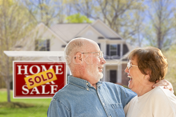 Idős pár eladva ingatlan felirat ház boldog Stock fotó © feverpitch