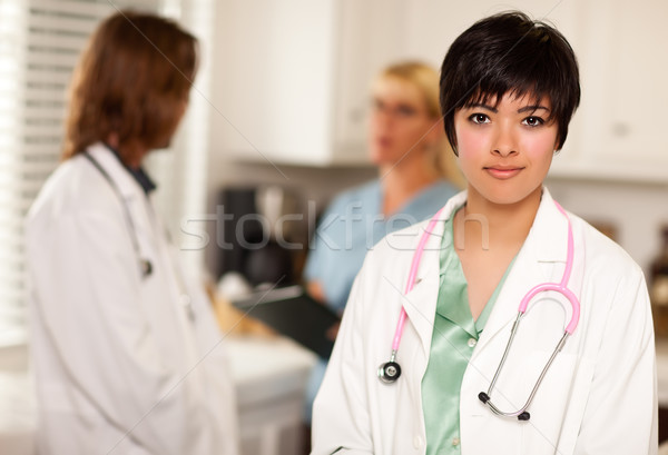 Destul de medic zâmbeşte aparat foto colegii vorbi Imagine de stoc © feverpitch