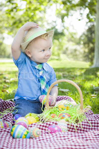 Cute mały chłopca na zewnątrz Easter Eggs Zdjęcia stock © feverpitch