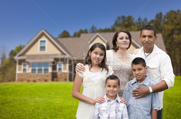 Jonge latino familie nieuw huis gelukkig kinderen Stockfoto © feverpitch