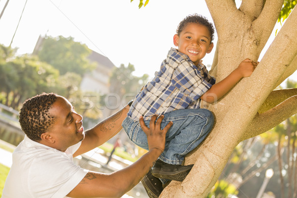 Gelukkig halfbloed vader helpen zoon klim Stockfoto © feverpitch
