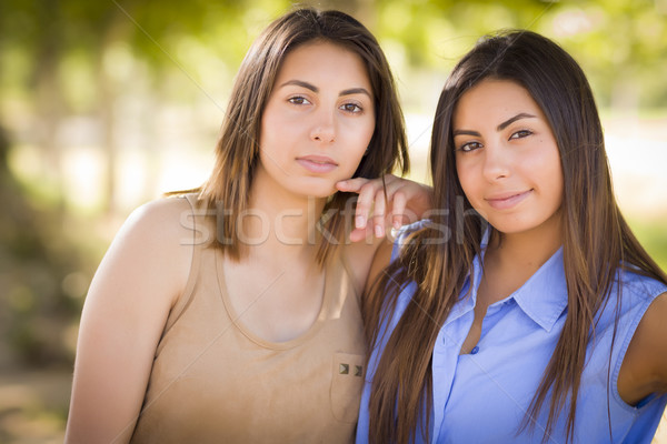 Twee halfbloed tweeling zusters portret mooie Stockfoto © feverpitch