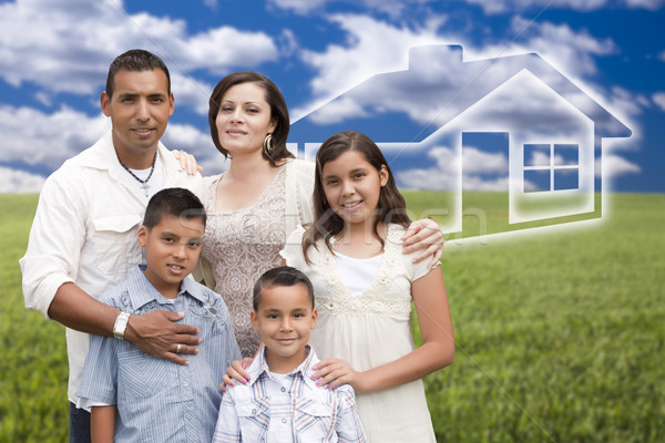 Stockfoto: Latino · familie · permanente · grasveld · huis · gelukkig