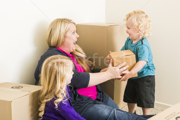 Foto stock: Jóvenes · familia · habitación · vacía · jugando · juguetón