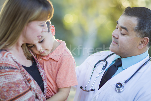 Foto stock: Enfermos · nino · madre · hispanos · médico