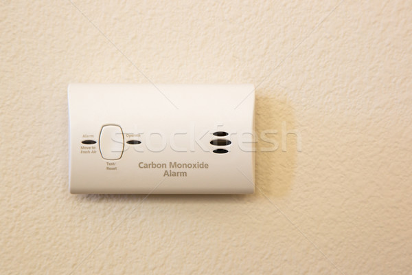Carbon alarmă atasate perete casă acasă Imagine de stoc © feverpitch