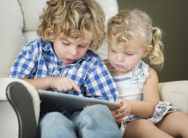 Foto stock: Jóvenes · hermano · hermana · tableta · junto