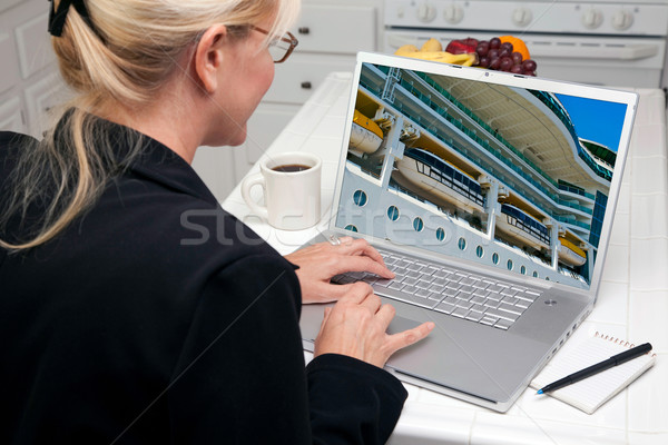 Foto stock: Mulher · cozinha · usando · laptop · cruzeiro · férias · pesquisa