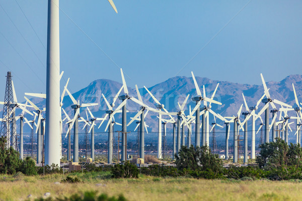 Dramatyczny turbina wiatrowa gospodarstwa pustyni California krajobraz Zdjęcia stock © feverpitch