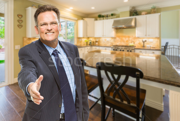 Stockfoto: Mannelijke · agent · hand · te · schudden · nieuwe · keuken · glimlachend