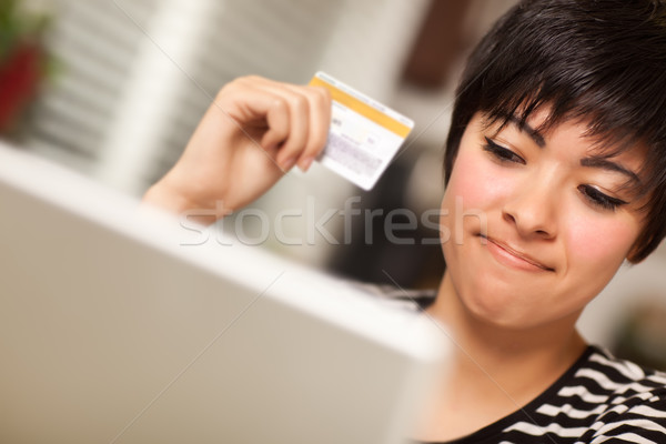 Lächelnd Frau halten Kreditkarte mit Laptop Stock foto © feverpitch