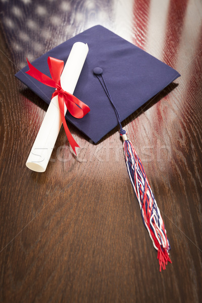 [[stock_photo]]: Graduation · cap · diplôme · table · drapeau · américain · réflexion