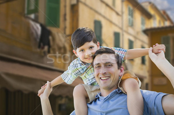 Vater-Sohn spielen huckepack Straßen Frankreich Stock foto © feverpitch