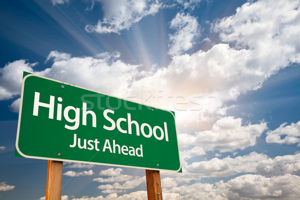Middelbare school groene verkeersbord wolken vooruit dramatisch Stockfoto © feverpitch