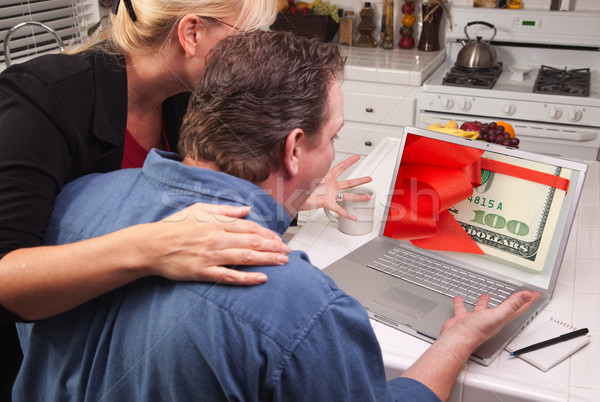 Stockfoto: Paar · keuken · met · behulp · van · laptop · geld