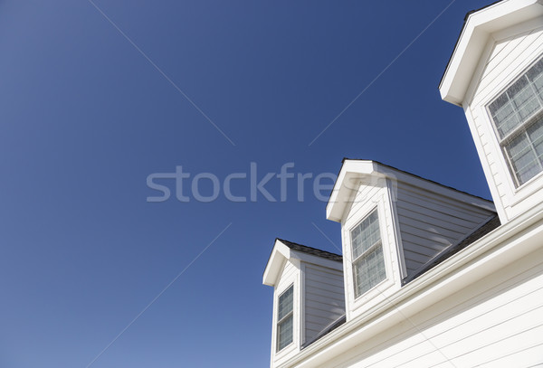 Imagine de stoc: Acoperiş · casă · ferestre · adanc · Blue · Sky · frumos