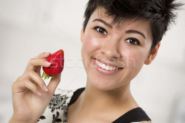 Ziemlich latino Frau halten Erdbeere Küche Stock foto © feverpitch