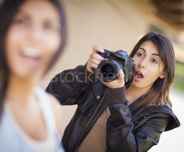 Opgewonden vrouwelijke halfbloed fotograaf beroemdheid Stockfoto © feverpitch