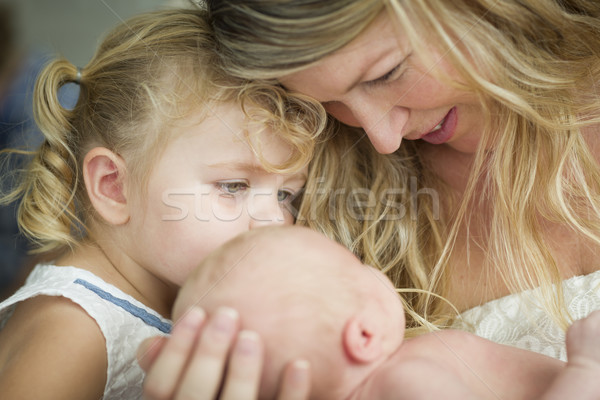 Fiatal anya újszülött kislány lánytestvér külső Stock fotó © feverpitch