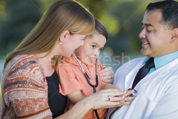 Foto stock: Nino · madre · médico · estetoscopio