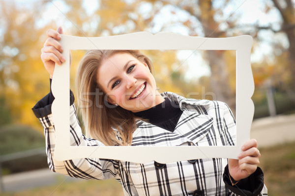 Mooie jonge vrouw glimlachend park fotolijstje vallen Stockfoto © feverpitch