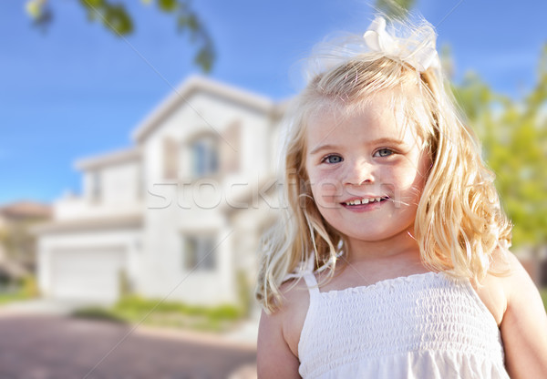 Aranyos mosolyog lány játszik előkert ház Stock fotó © feverpitch