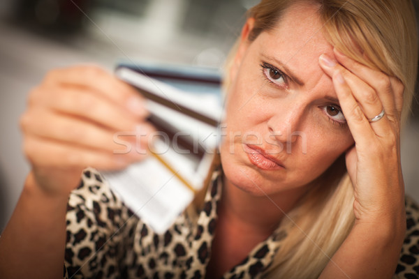 Foto stock: Alterar · mujer · muchos · tarjetas · de · crédito · dinero · mesa