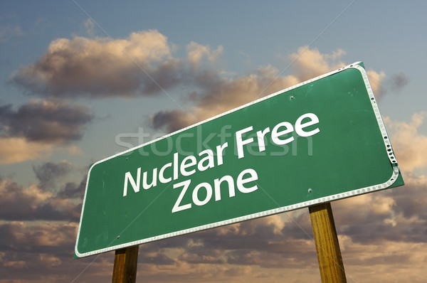 Foto stock: Nuclear · livre · verde · placa · sinalizadora · nuvens · dramático
