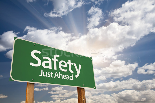 Zdjęcia stock: Bezpieczeństwa · przed · zielone · znak · drogowy · dramatyczny · niebo
