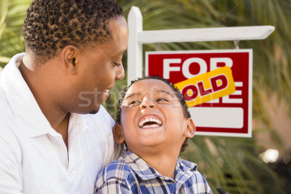 Foto d'archivio: Figlio · di · padre · venduto · immobiliari · segno · felice