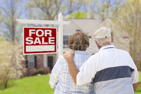 Heureux couple de personnes âgées vente signe maison Photo stock © feverpitch