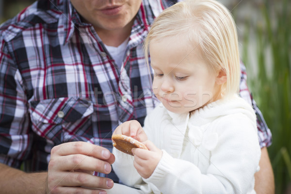 Imádnivaló kislány eszik süti apuci kívül Stock fotó © feverpitch