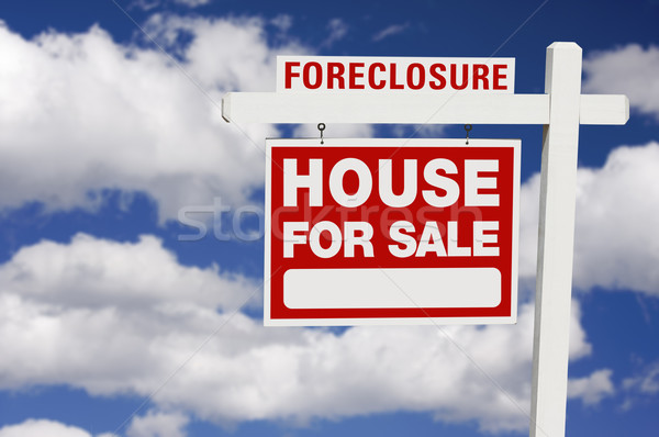 Zwangsvollstreckung Immobilien Zeichen home Verkauf Wolken Stock foto © feverpitch