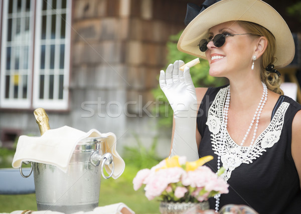 Foto stock: Años · veinte · mujer · comer · potable · champán · aire · libre