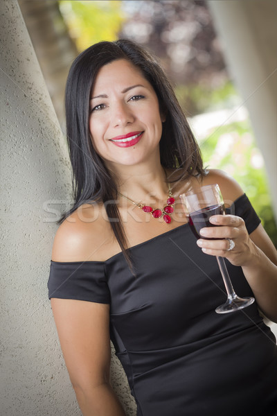 Stockfoto: Aantrekkelijk · latino · buiten · genieten · wijn