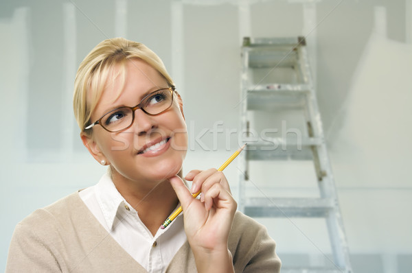 Foto stock: Mulher · dentro · quarto · novo · drywall · feliz