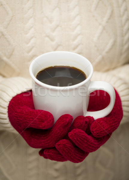 商業照片: 女子 · 毛線衣 · 紅色 · 連指手套 · 杯