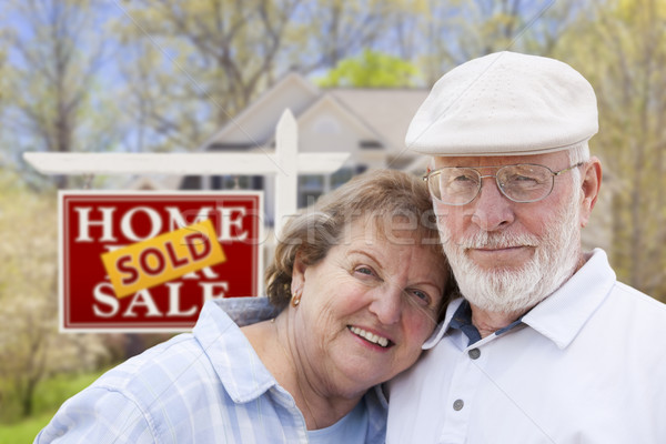 Idős pár eladva ingatlan felirat ház boldog Stock fotó © feverpitch