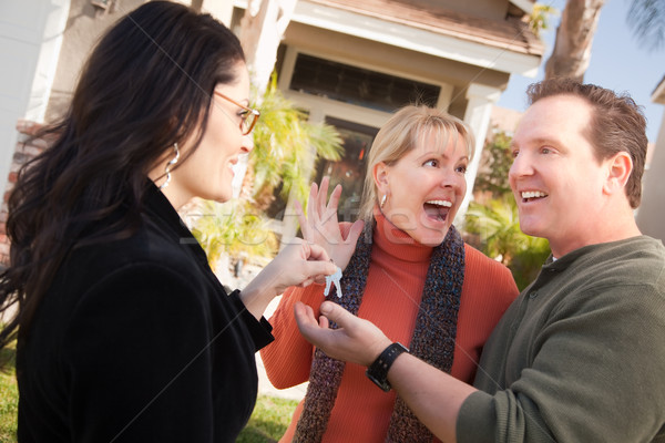 [[stock_photo]]: Hispanique · Homme · agent · immobilier · touches · excité · couple